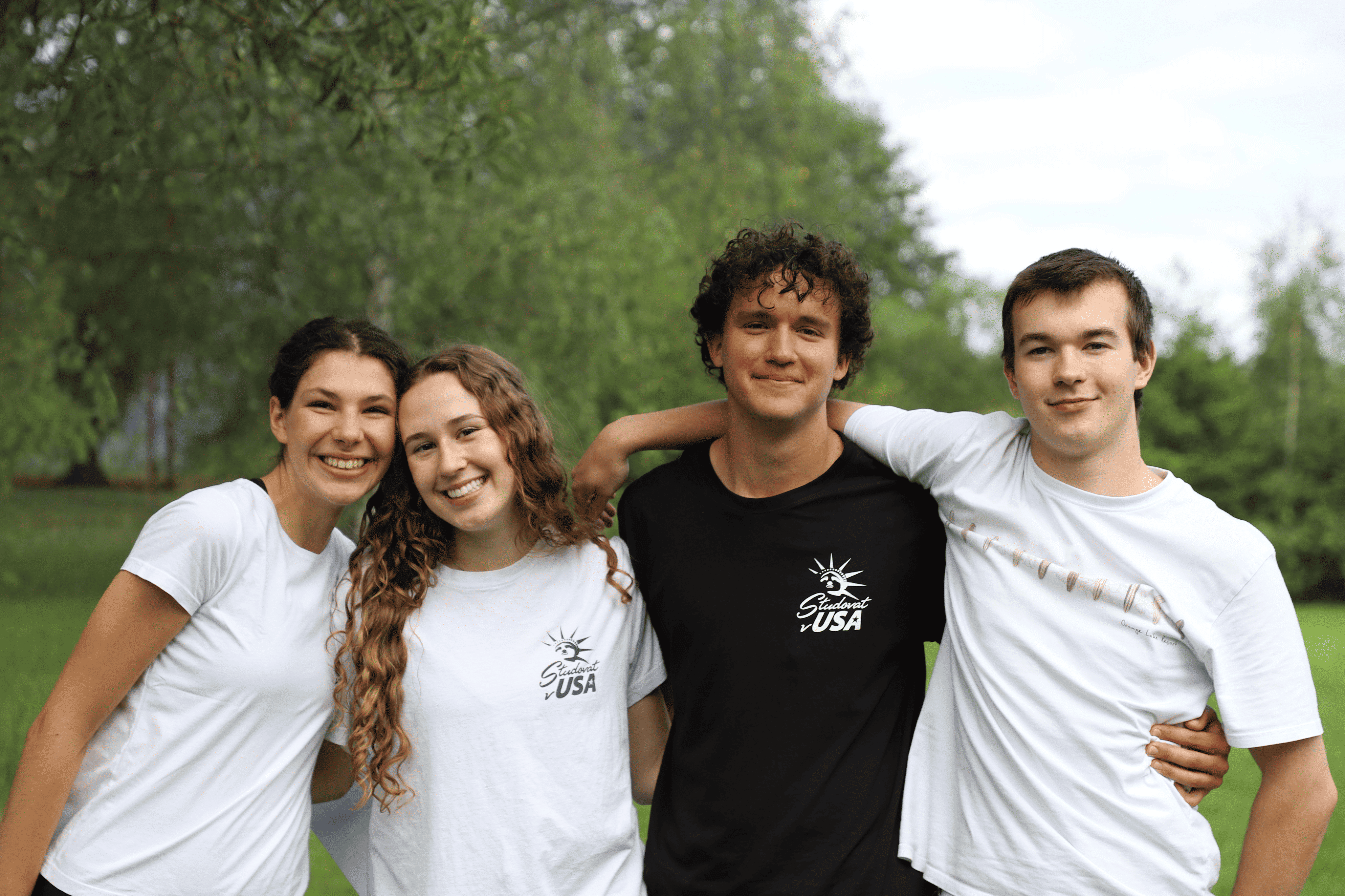 Zahraniční studenti na americké střední škole při promoci